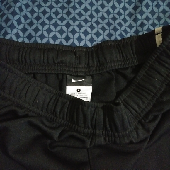 Nike Large Black Athletic Shorts! - Picture 3 of 4